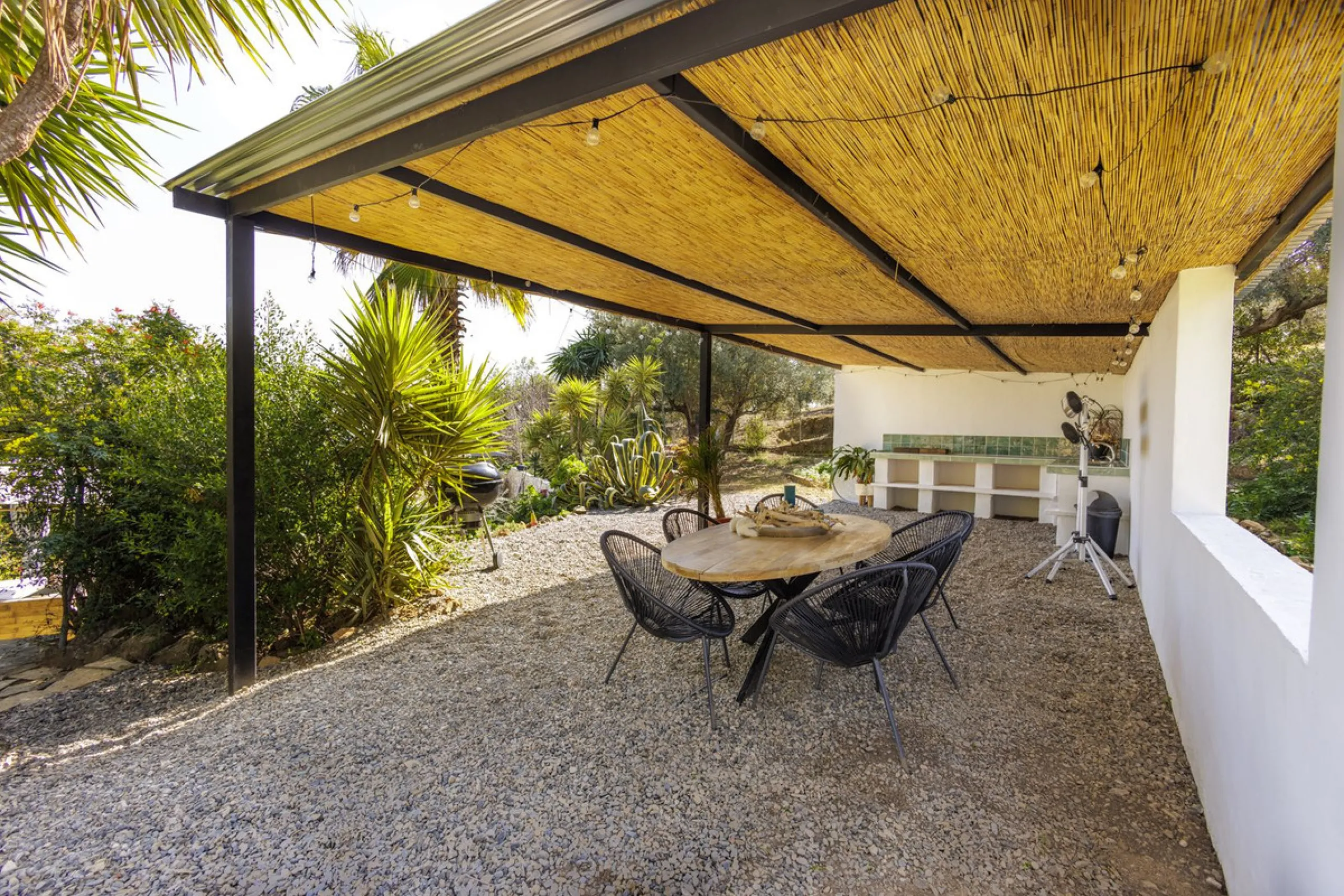 A stunning villa in the idyllic white village of Riogordo, conveniently located in the outskirts on the A356 between Vélez Málaga and Casabermeja. This unique property combines the charm of the Andalusian countryside with proximity to major amenities, jus