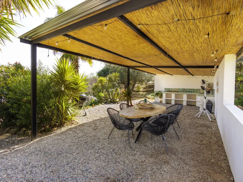 A stunning villa in the idyllic white village of Riogordo, conveniently located in the outskirts on the A356 between Vélez Málaga and Casabermeja. This unique property combines the charm of the Andalusian countryside with proximity to major amenities, jus