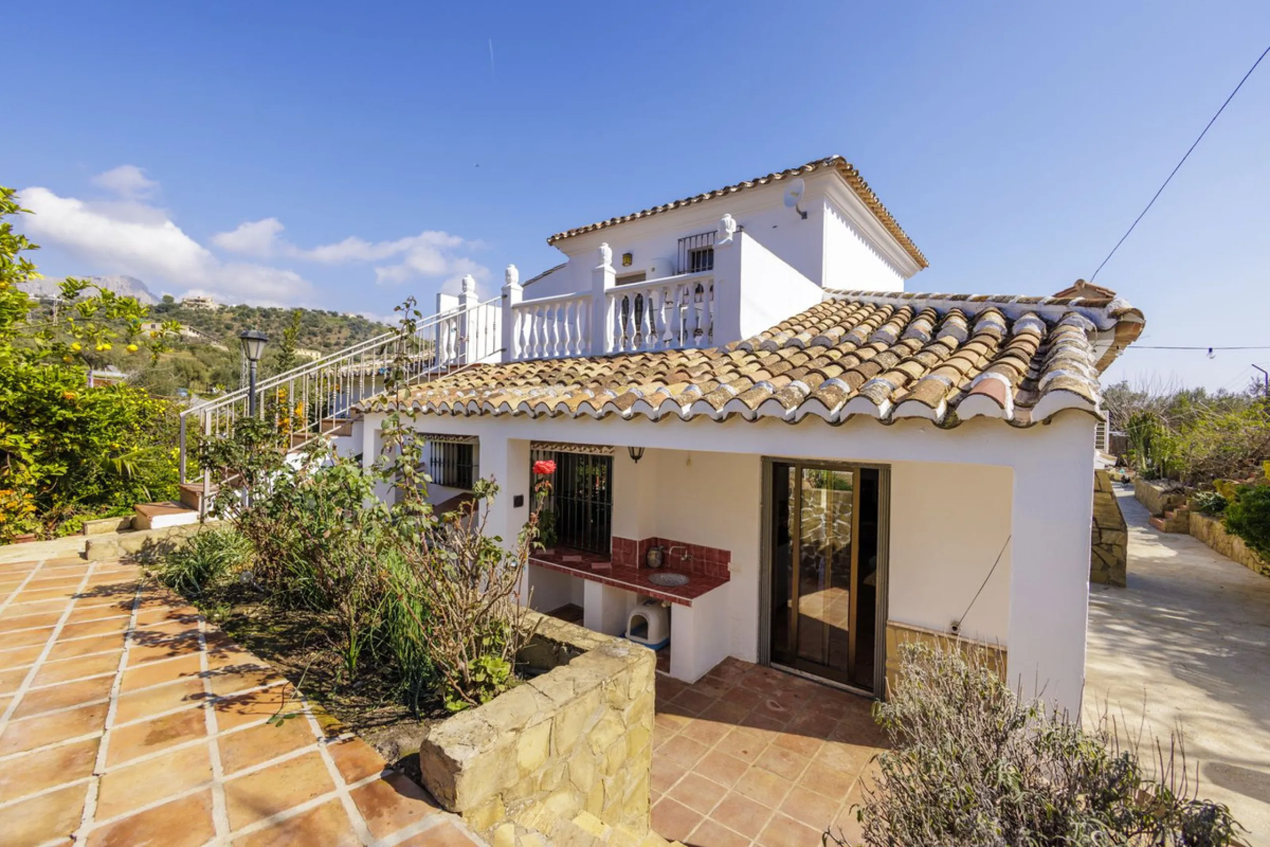 A stunning villa in the idyllic white village of Riogordo, conveniently located in the outskirts on the A356 between Vélez Málaga and Casabermeja. This unique property combines the charm of the Andalusian countryside with proximity to major amenities, jus