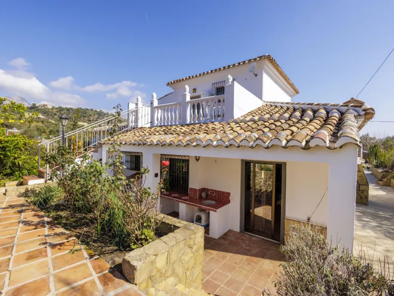 A stunning villa in the idyllic white village of Riogordo, conveniently located in the outskirts on the A356 between Vélez Málaga and Casabermeja. This unique property combines the charm of the Andalusian countryside with proximity to major amenities, jus