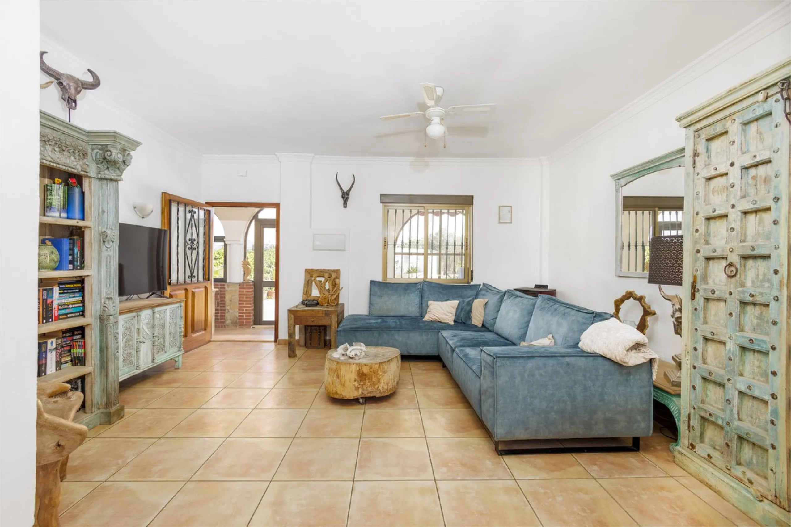 A stunning villa in the idyllic white village of Riogordo, conveniently located in the outskirts on the A356 between Vélez Málaga and Casabermeja. This unique property combines the charm of the Andalusian countryside with proximity to major amenities, jus