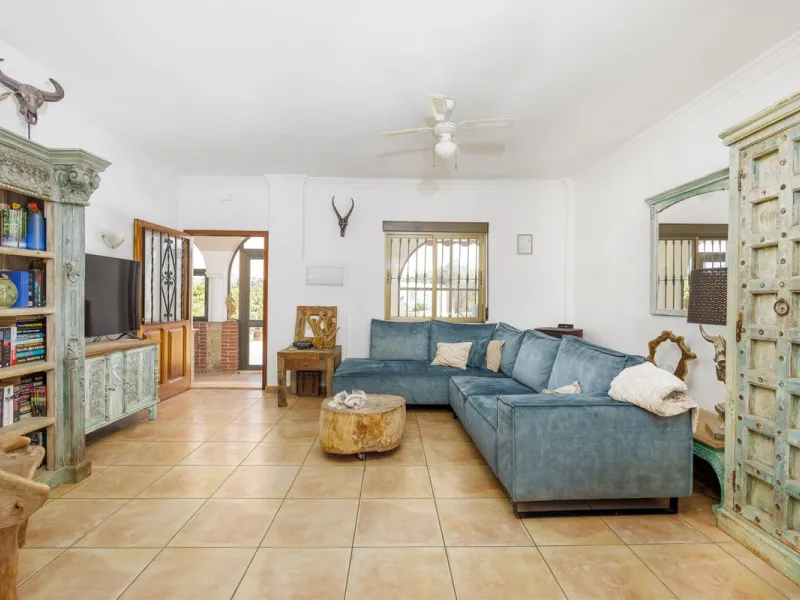 A stunning villa in the idyllic white village of Riogordo, conveniently located in the outskirts on the A356 between Vélez Málaga and Casabermeja. This unique property combines the charm of the Andalusian countryside with proximity to major amenities, jus