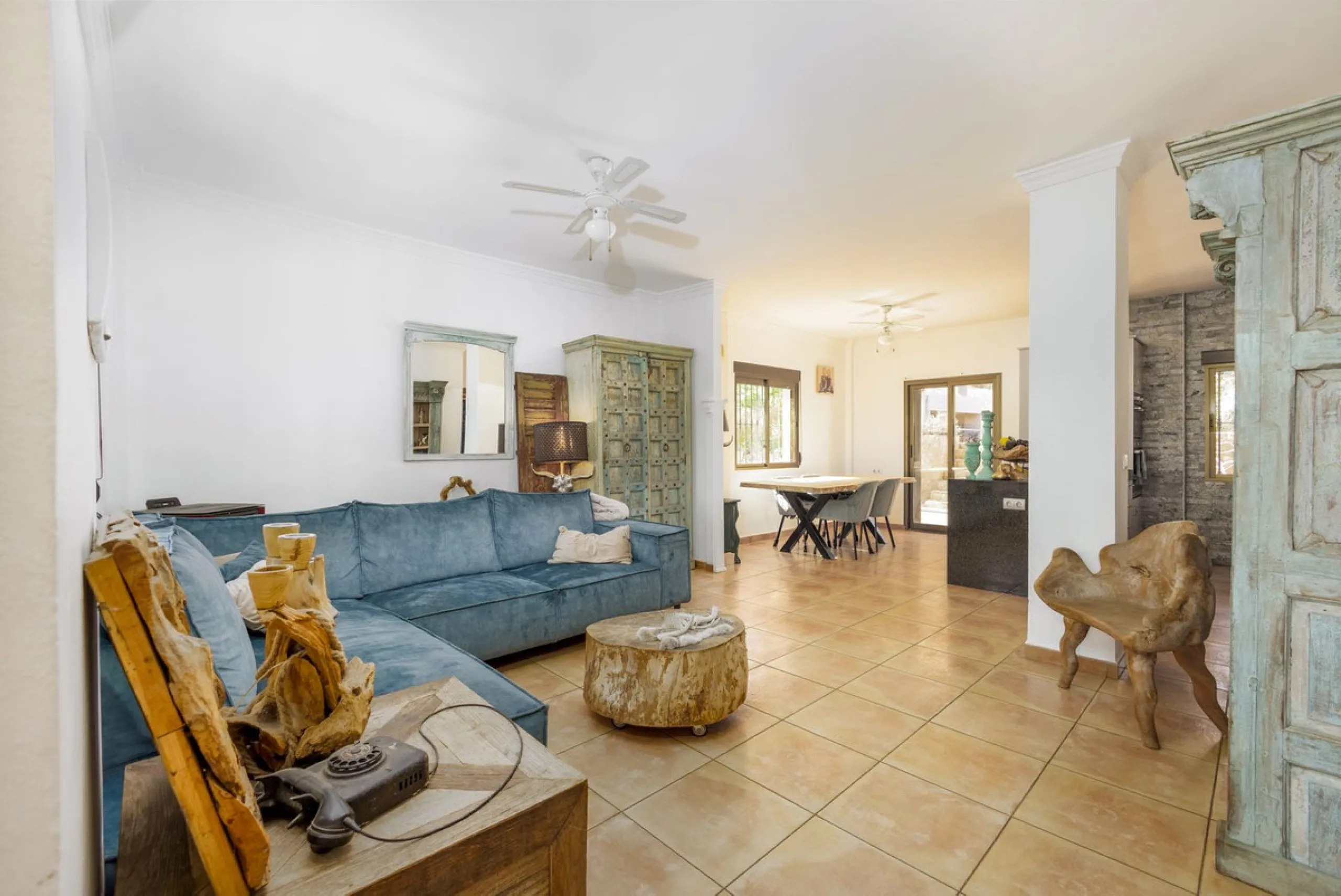 A stunning villa in the idyllic white village of Riogordo, conveniently located in the outskirts on the A356 between Vélez Málaga and Casabermeja. This unique property combines the charm of the Andalusian countryside with proximity to major amenities, jus