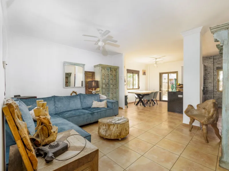 A stunning villa in the idyllic white village of Riogordo, conveniently located in the outskirts on the A356 between Vélez Málaga and Casabermeja. This unique property combines the charm of the Andalusian countryside with proximity to major amenities, jus