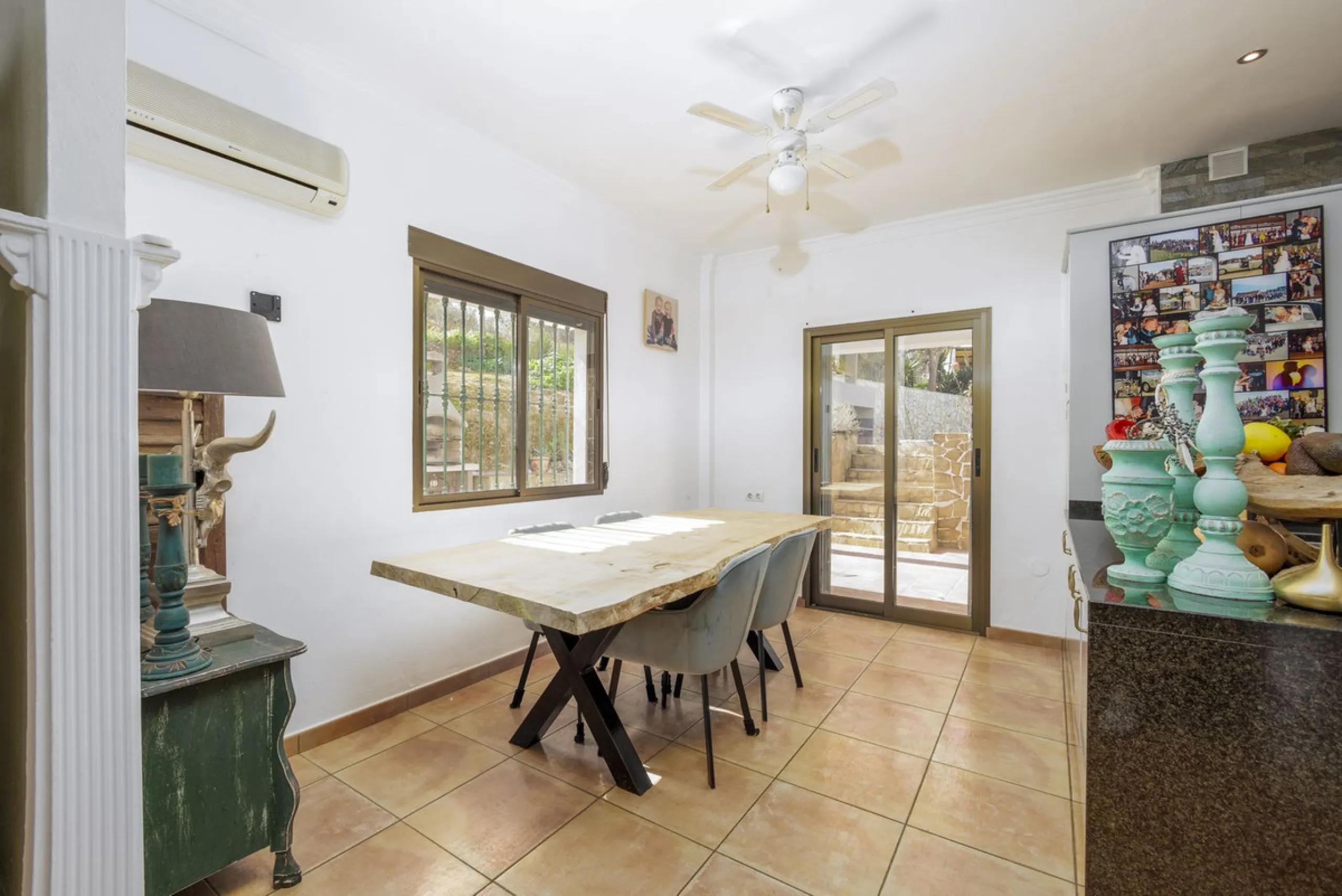 A stunning villa in the idyllic white village of Riogordo, conveniently located in the outskirts on the A356 between Vélez Málaga and Casabermeja. This unique property combines the charm of the Andalusian countryside with proximity to major amenities, jus