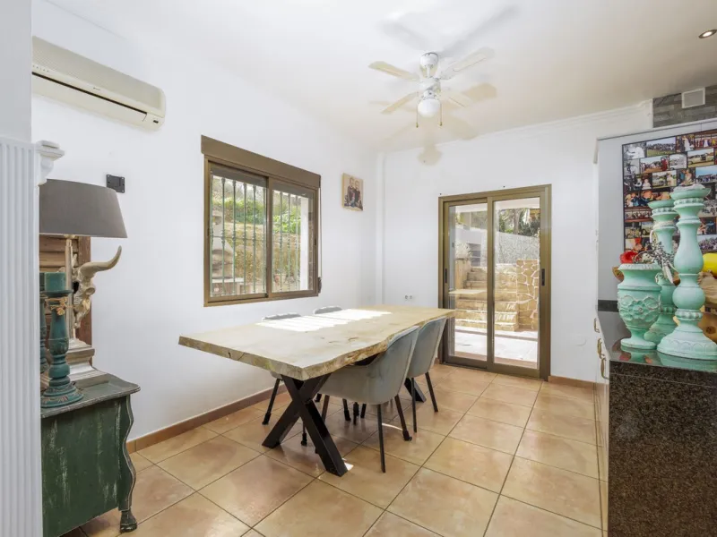 A stunning villa in the idyllic white village of Riogordo, conveniently located in the outskirts on the A356 between Vélez Málaga and Casabermeja. This unique property combines the charm of the Andalusian countryside with proximity to major amenities, jus