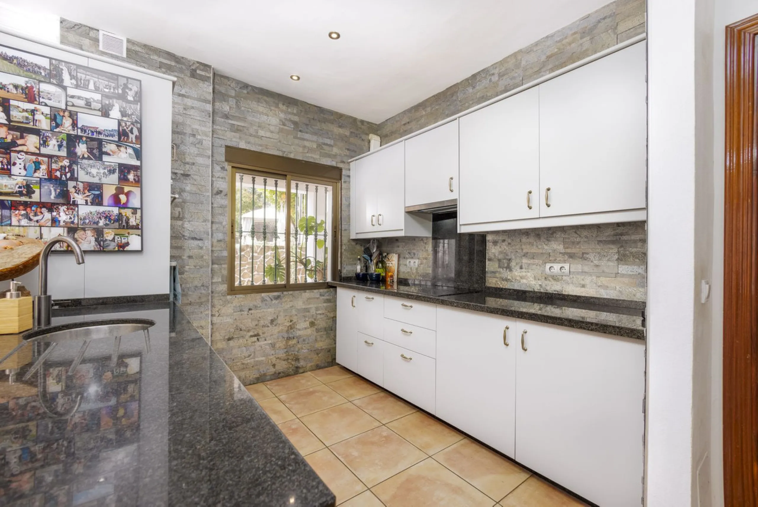 A stunning villa in the idyllic white village of Riogordo, conveniently located in the outskirts on the A356 between Vélez Málaga and Casabermeja. This unique property combines the charm of the Andalusian countryside with proximity to major amenities, jus