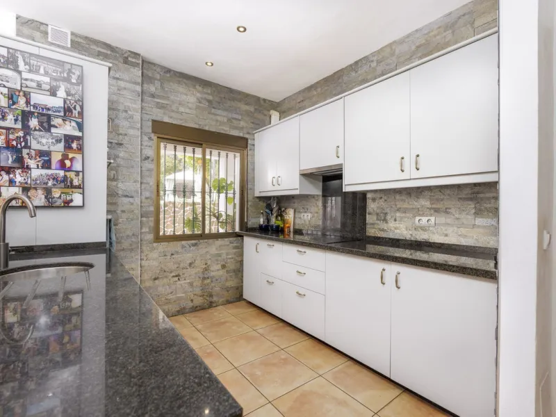 A stunning villa in the idyllic white village of Riogordo, conveniently located in the outskirts on the A356 between Vélez Málaga and Casabermeja. This unique property combines the charm of the Andalusian countryside with proximity to major amenities, jus