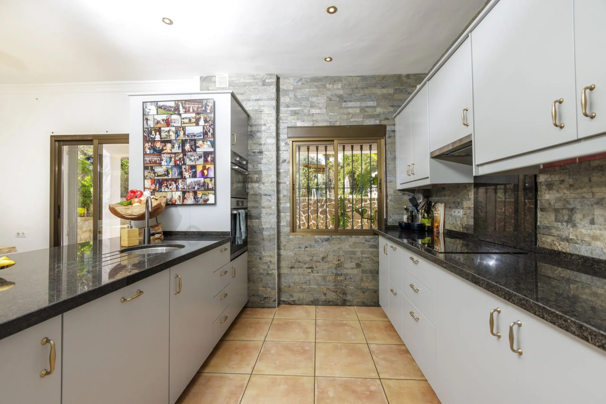 A stunning villa in the idyllic white village of Riogordo, conveniently located in the outskirts on the A356 between Vélez Málaga and Casabermeja. This unique property combines the charm of the Andalusian countryside with proximity to major amenities, jus