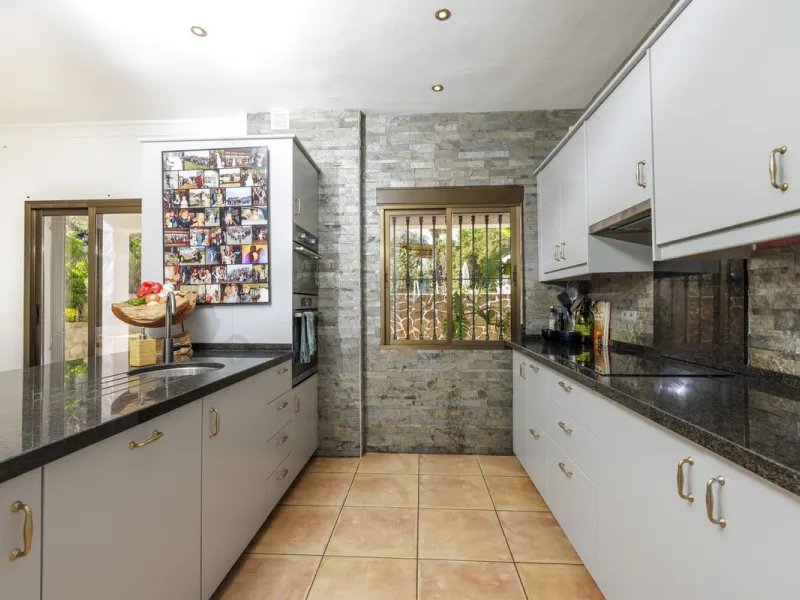 A stunning villa in the idyllic white village of Riogordo, conveniently located in the outskirts on the A356 between Vélez Málaga and Casabermeja. This unique property combines the charm of the Andalusian countryside with proximity to major amenities, jus