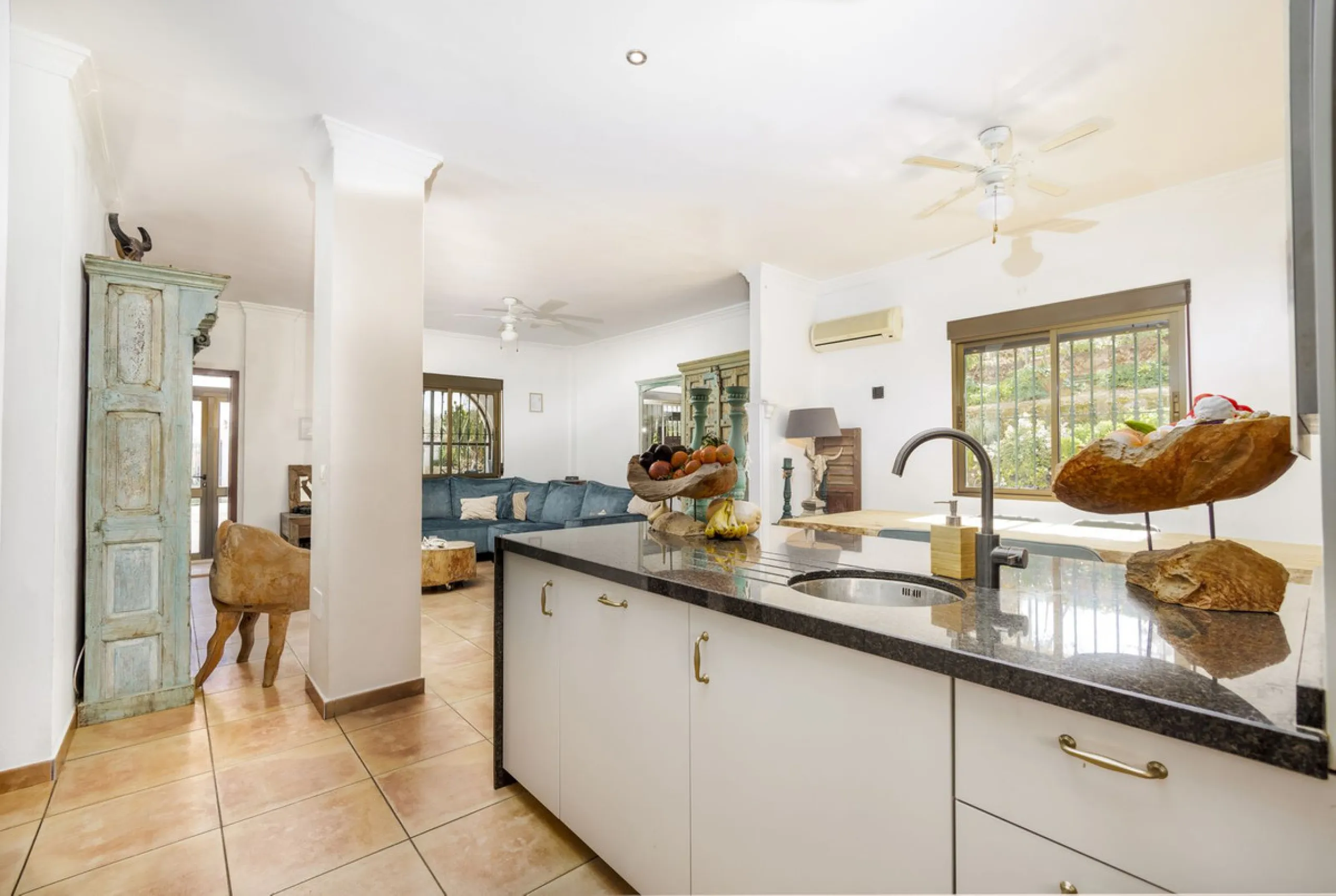 A stunning villa in the idyllic white village of Riogordo, conveniently located in the outskirts on the A356 between Vélez Málaga and Casabermeja. This unique property combines the charm of the Andalusian countryside with proximity to major amenities, jus