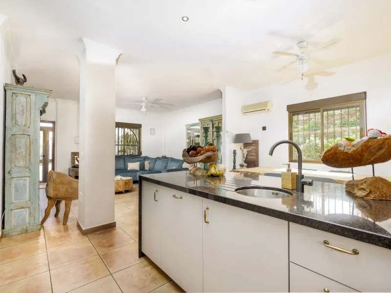 A stunning villa in the idyllic white village of Riogordo, conveniently located in the outskirts on the A356 between Vélez Málaga and Casabermeja. This unique property combines the charm of the Andalusian countryside with proximity to major amenities, jus