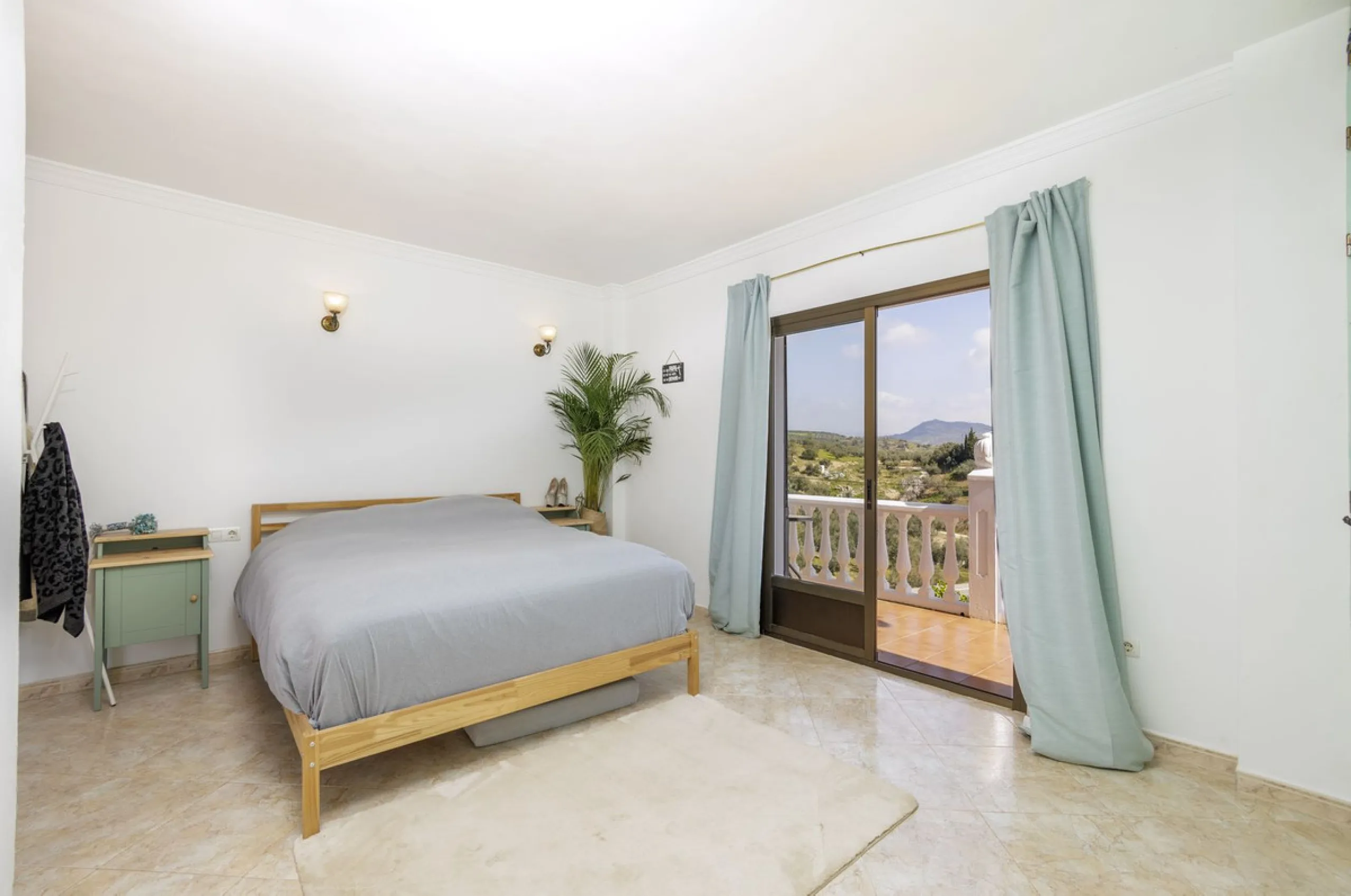 A stunning villa in the idyllic white village of Riogordo, conveniently located in the outskirts on the A356 between Vélez Málaga and Casabermeja. This unique property combines the charm of the Andalusian countryside with proximity to major amenities, jus