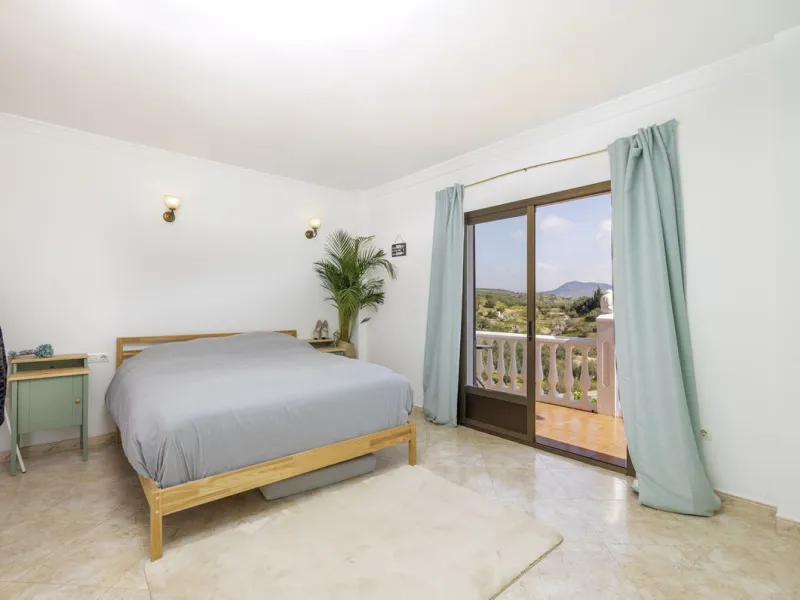 A stunning villa in the idyllic white village of Riogordo, conveniently located in the outskirts on the A356 between Vélez Málaga and Casabermeja. This unique property combines the charm of the Andalusian countryside with proximity to major amenities, jus