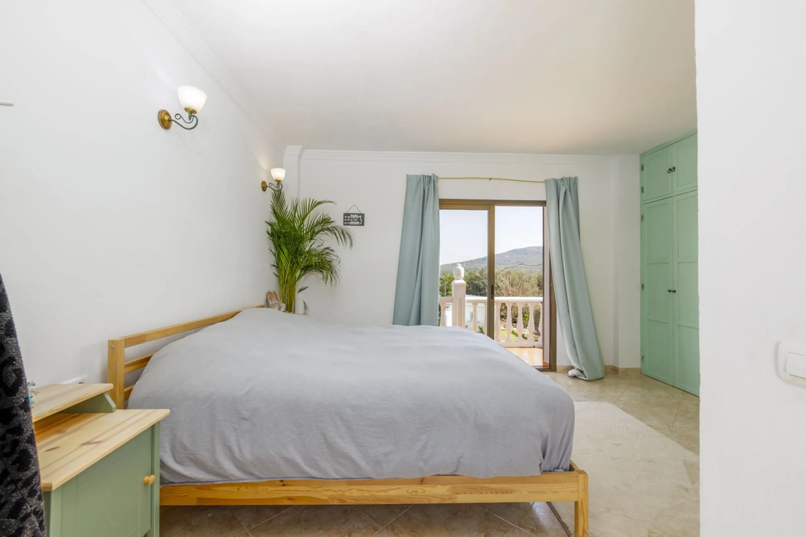 A stunning villa in the idyllic white village of Riogordo, conveniently located in the outskirts on the A356 between Vélez Málaga and Casabermeja. This unique property combines the charm of the Andalusian countryside with proximity to major amenities, jus
