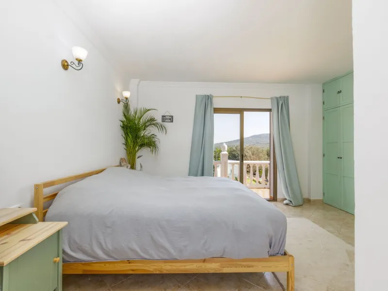 A stunning villa in the idyllic white village of Riogordo, conveniently located in the outskirts on the A356 between Vélez Málaga and Casabermeja. This unique property combines the charm of the Andalusian countryside with proximity to major amenities, jus