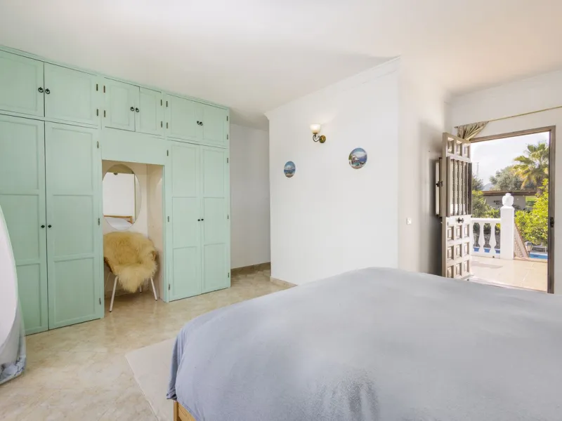 A stunning villa in the idyllic white village of Riogordo, conveniently located in the outskirts on the A356 between Vélez Málaga and Casabermeja. This unique property combines the charm of the Andalusian countryside with proximity to major amenities, jus