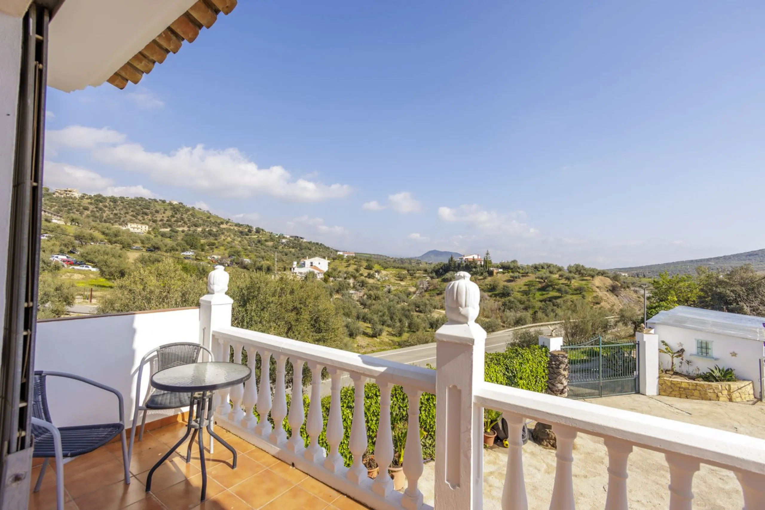 A stunning villa in the idyllic white village of Riogordo, conveniently located in the outskirts on the A356 between Vélez Málaga and Casabermeja. This unique property combines the charm of the Andalusian countryside with proximity to major amenities, jus
