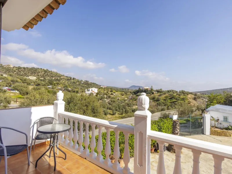 A stunning villa in the idyllic white village of Riogordo, conveniently located in the outskirts on the A356 between Vélez Málaga and Casabermeja. This unique property combines the charm of the Andalusian countryside with proximity to major amenities, jus