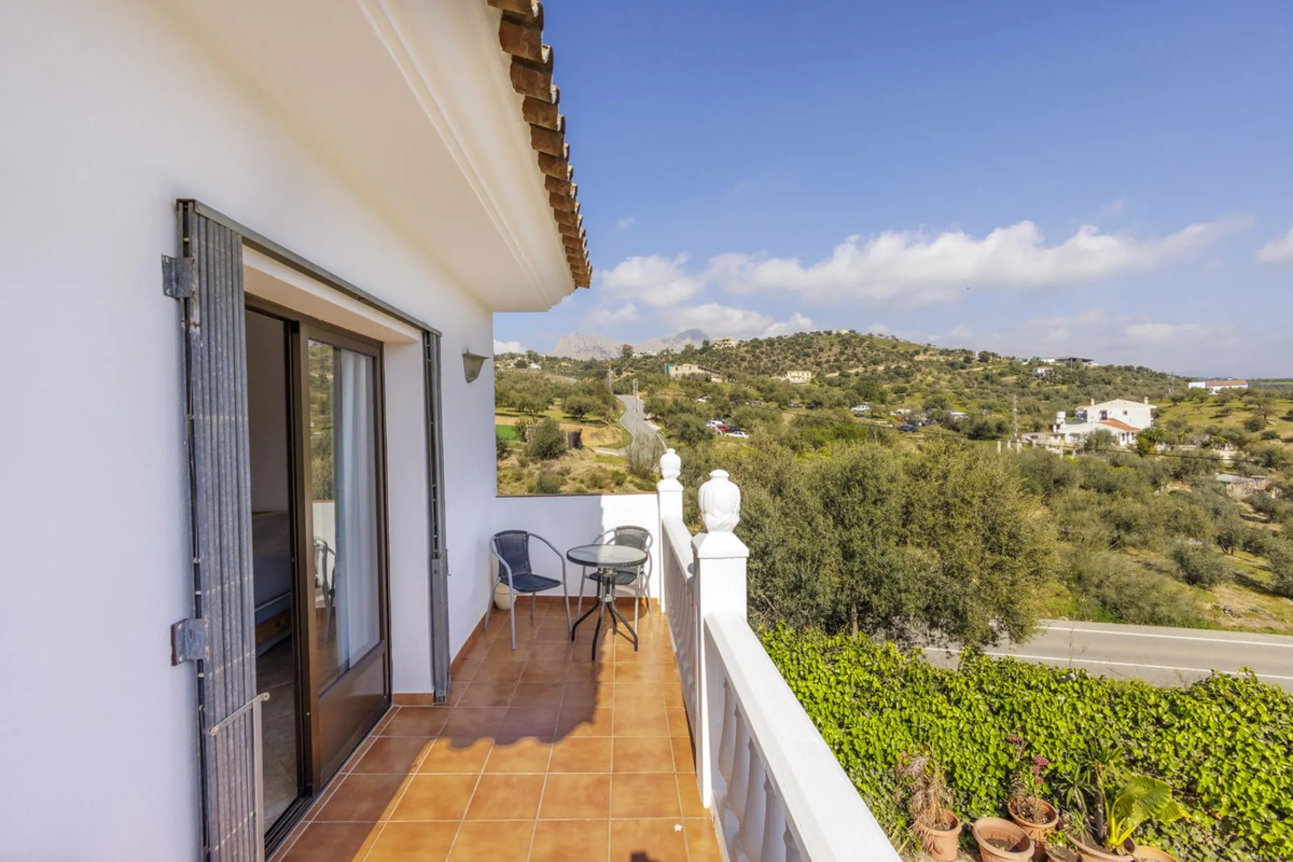 A stunning villa in the idyllic white village of Riogordo, conveniently located in the outskirts on the A356 between Vélez Málaga and Casabermeja. This unique property combines the charm of the Andalusian countryside with proximity to major amenities, jus