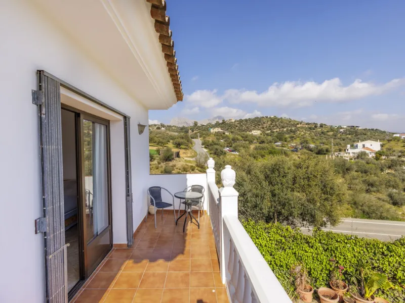 A stunning villa in the idyllic white village of Riogordo, conveniently located in the outskirts on the A356 between Vélez Málaga and Casabermeja. This unique property combines the charm of the Andalusian countryside with proximity to major amenities, jus