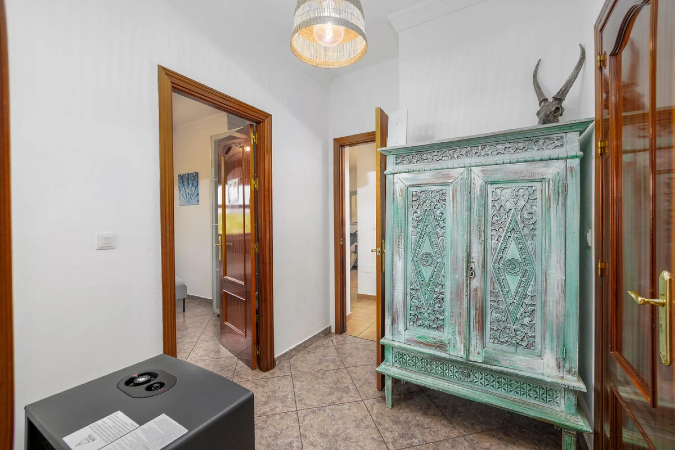 A stunning villa in the idyllic white village of Riogordo, conveniently located in the outskirts on the A356 between Vélez Málaga and Casabermeja. This unique property combines the charm of the Andalusian countryside with proximity to major amenities, jus