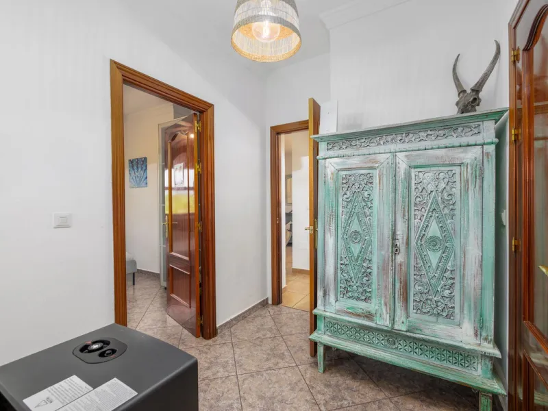 A stunning villa in the idyllic white village of Riogordo, conveniently located in the outskirts on the A356 between Vélez Málaga and Casabermeja. This unique property combines the charm of the Andalusian countryside with proximity to major amenities, jus