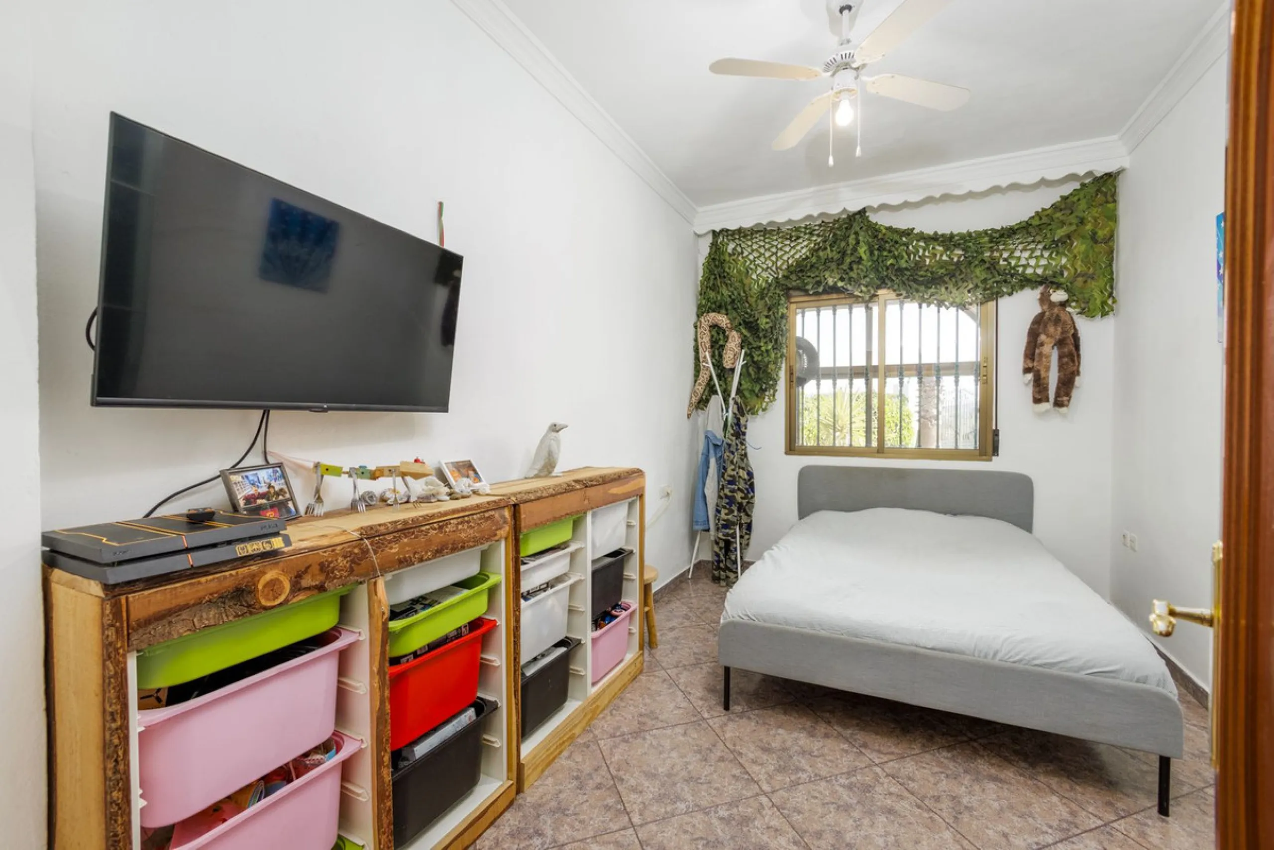 A stunning villa in the idyllic white village of Riogordo, conveniently located in the outskirts on the A356 between Vélez Málaga and Casabermeja. This unique property combines the charm of the Andalusian countryside with proximity to major amenities, jus