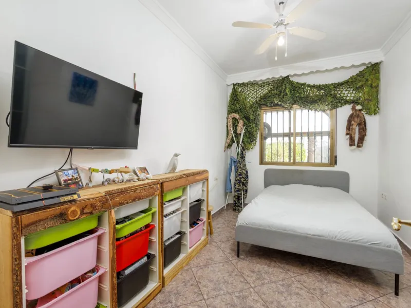 A stunning villa in the idyllic white village of Riogordo, conveniently located in the outskirts on the A356 between Vélez Málaga and Casabermeja. This unique property combines the charm of the Andalusian countryside with proximity to major amenities, jus