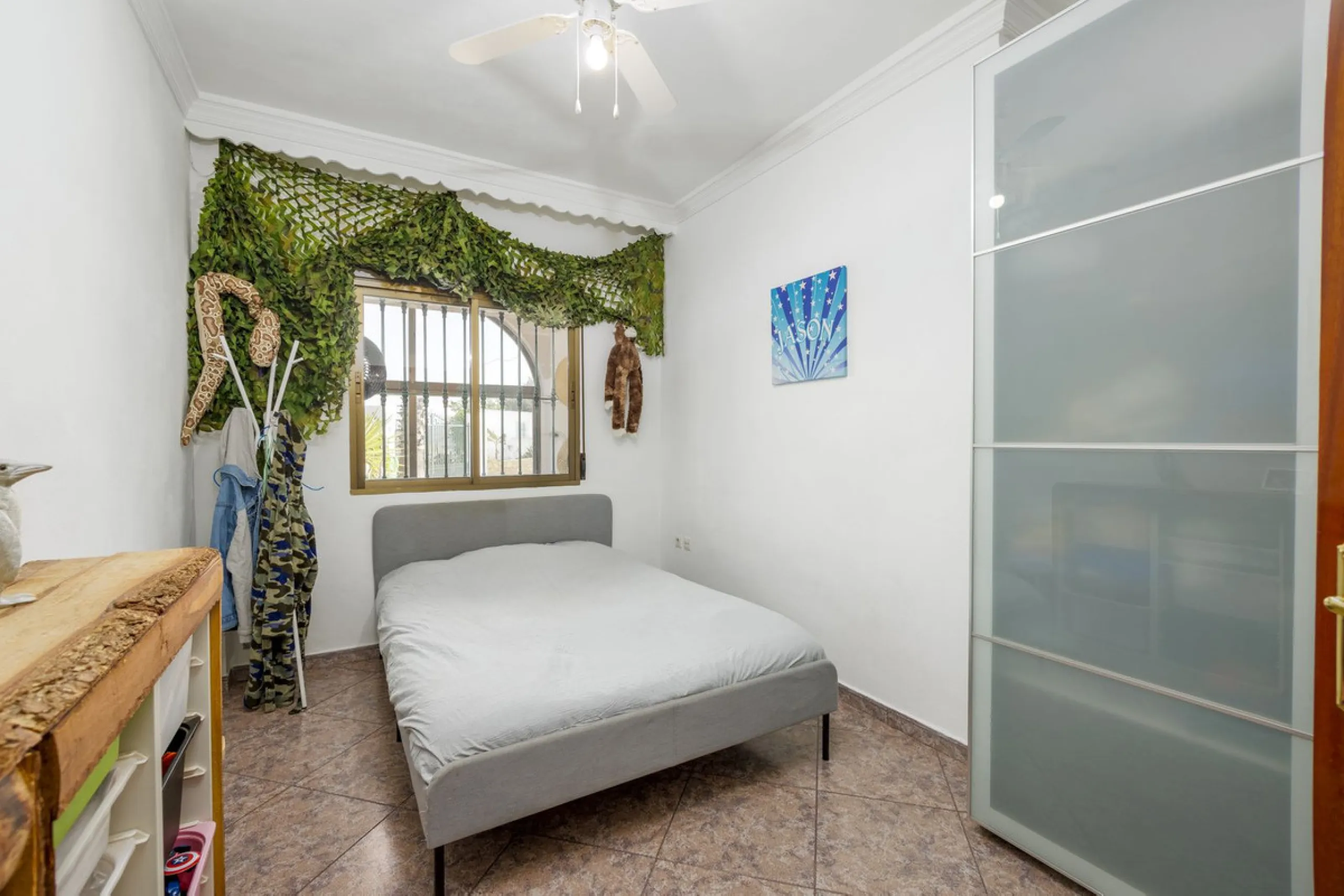 A stunning villa in the idyllic white village of Riogordo, conveniently located in the outskirts on the A356 between Vélez Málaga and Casabermeja. This unique property combines the charm of the Andalusian countryside with proximity to major amenities, jus