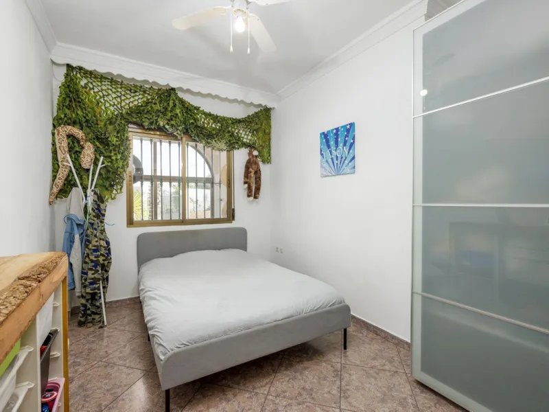 A stunning villa in the idyllic white village of Riogordo, conveniently located in the outskirts on the A356 between Vélez Málaga and Casabermeja. This unique property combines the charm of the Andalusian countryside with proximity to major amenities, jus