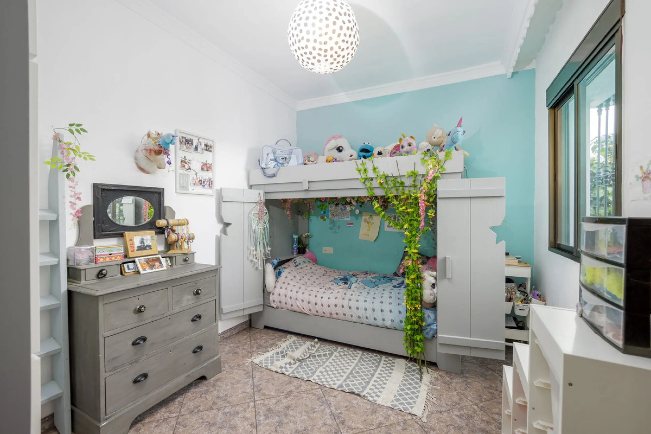 A stunning villa in the idyllic white village of Riogordo, conveniently located in the outskirts on the A356 between Vélez Málaga and Casabermeja. This unique property combines the charm of the Andalusian countryside with proximity to major amenities, jus