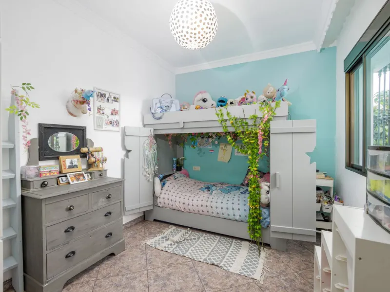 A stunning villa in the idyllic white village of Riogordo, conveniently located in the outskirts on the A356 between Vélez Málaga and Casabermeja. This unique property combines the charm of the Andalusian countryside with proximity to major amenities, jus