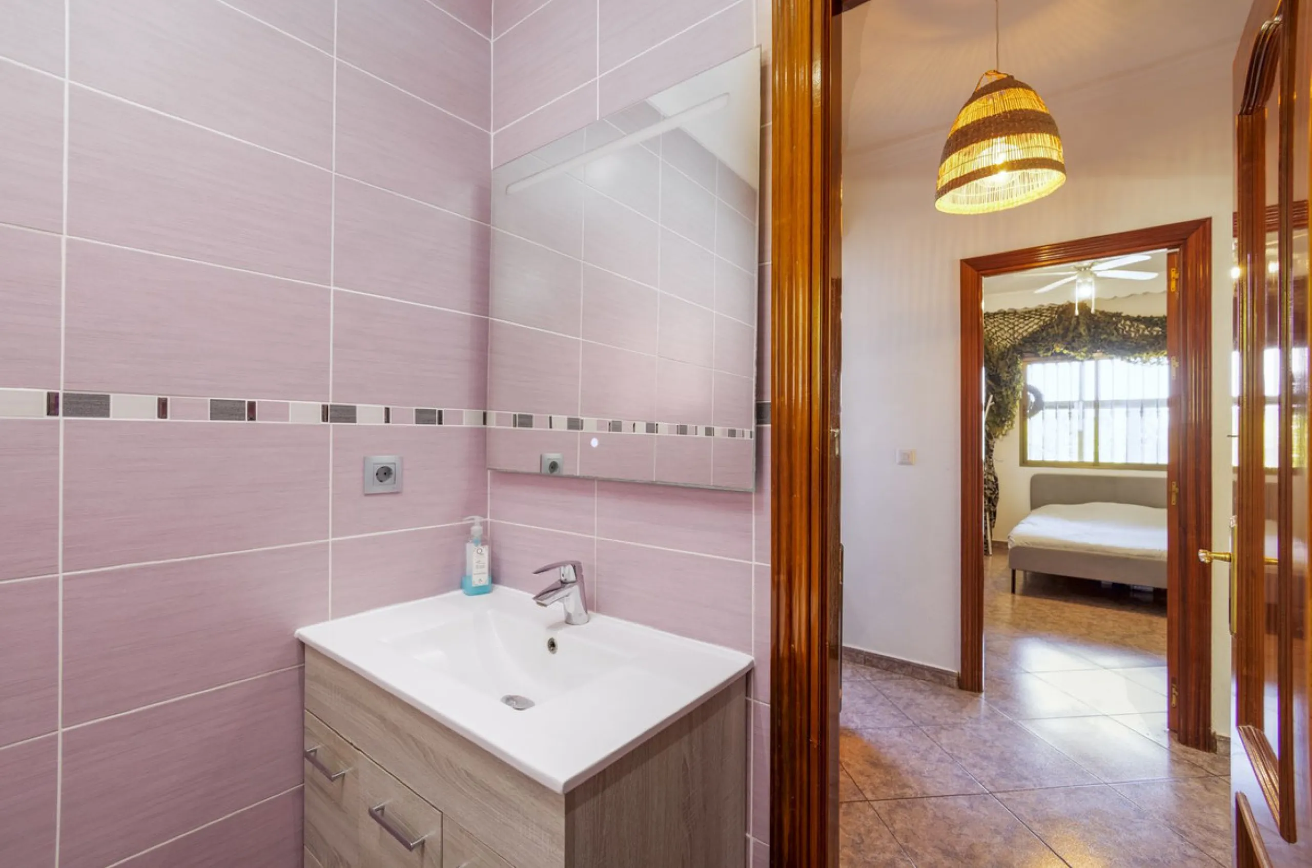 A stunning villa in the idyllic white village of Riogordo, conveniently located in the outskirts on the A356 between Vélez Málaga and Casabermeja. This unique property combines the charm of the Andalusian countryside with proximity to major amenities, jus
