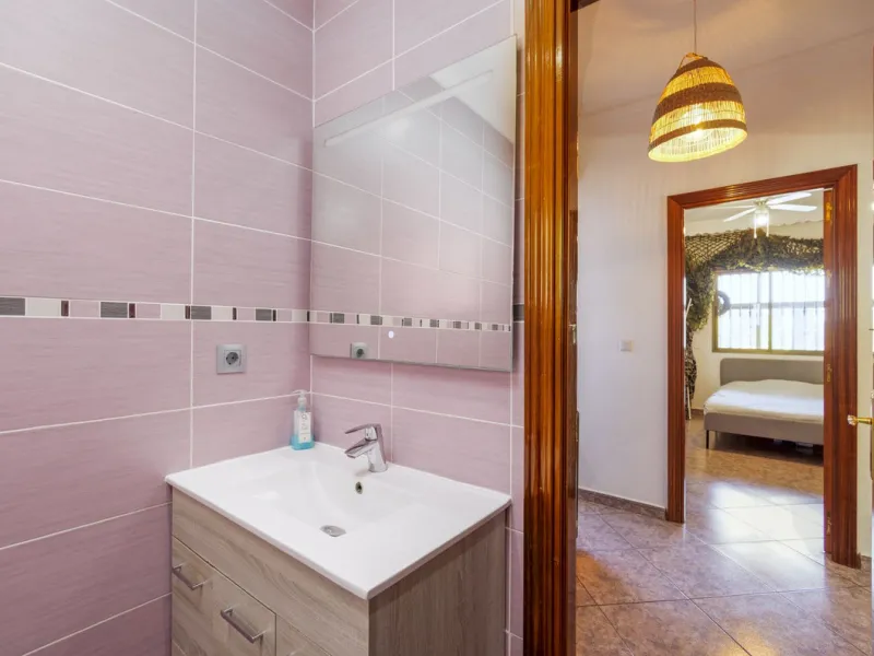 A stunning villa in the idyllic white village of Riogordo, conveniently located in the outskirts on the A356 between Vélez Málaga and Casabermeja. This unique property combines the charm of the Andalusian countryside with proximity to major amenities, jus