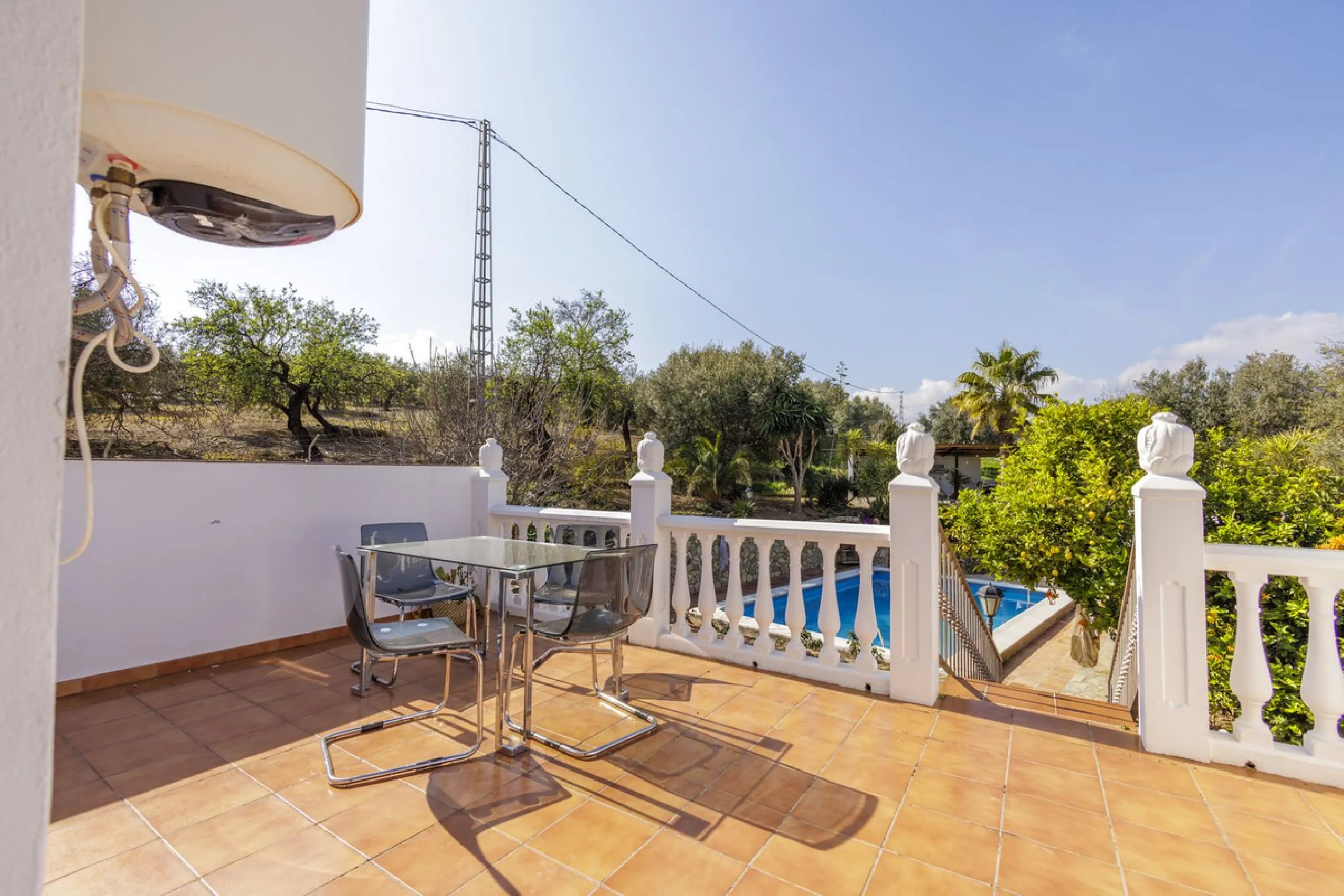 A stunning villa in the idyllic white village of Riogordo, conveniently located in the outskirts on the A356 between Vélez Málaga and Casabermeja. This unique property combines the charm of the Andalusian countryside with proximity to major amenities, jus