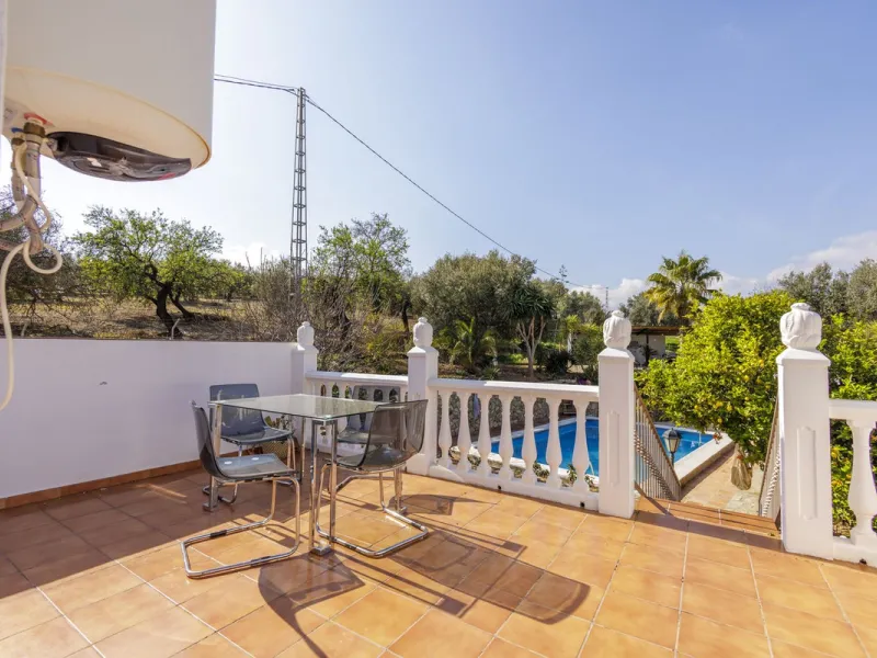 A stunning villa in the idyllic white village of Riogordo, conveniently located in the outskirts on the A356 between Vélez Málaga and Casabermeja. This unique property combines the charm of the Andalusian countryside with proximity to major amenities, jus