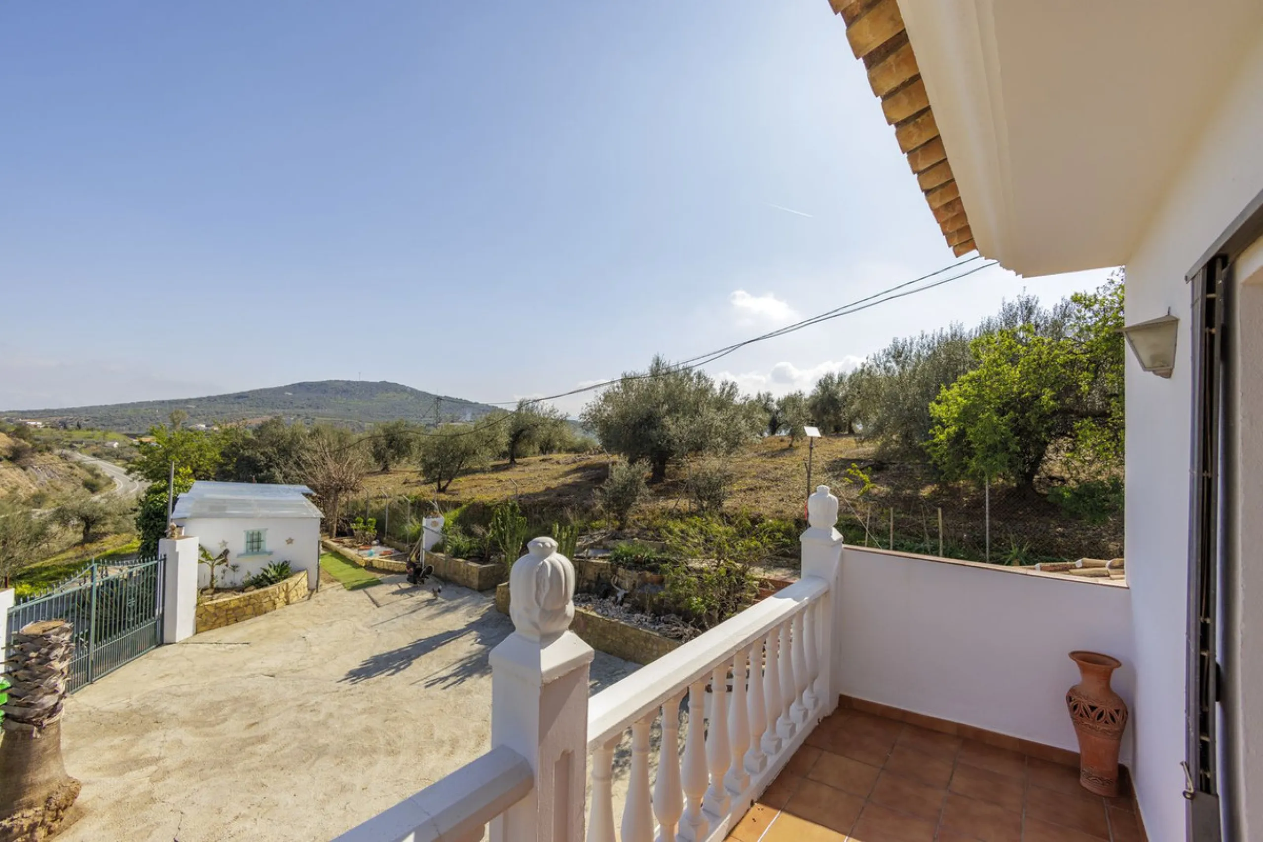 A stunning villa in the idyllic white village of Riogordo, conveniently located in the outskirts on the A356 between Vélez Málaga and Casabermeja. This unique property combines the charm of the Andalusian countryside with proximity to major amenities, jus
