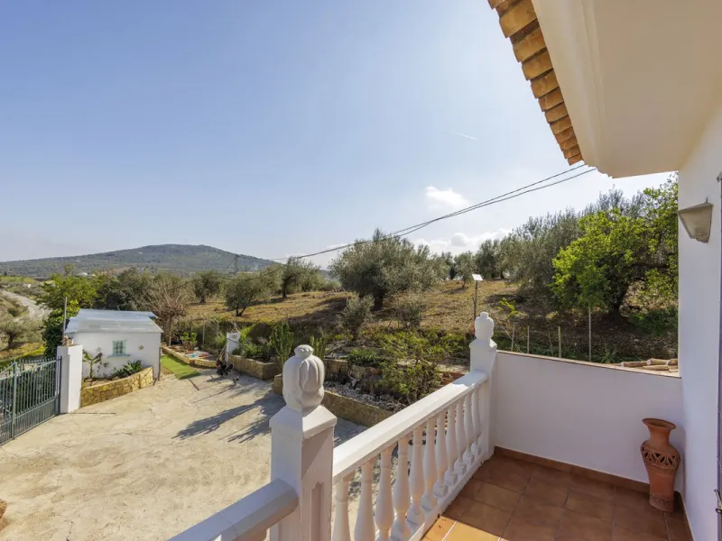 A stunning villa in the idyllic white village of Riogordo, conveniently located in the outskirts on the A356 between Vélez Málaga and Casabermeja. This unique property combines the charm of the Andalusian countryside with proximity to major amenities, jus