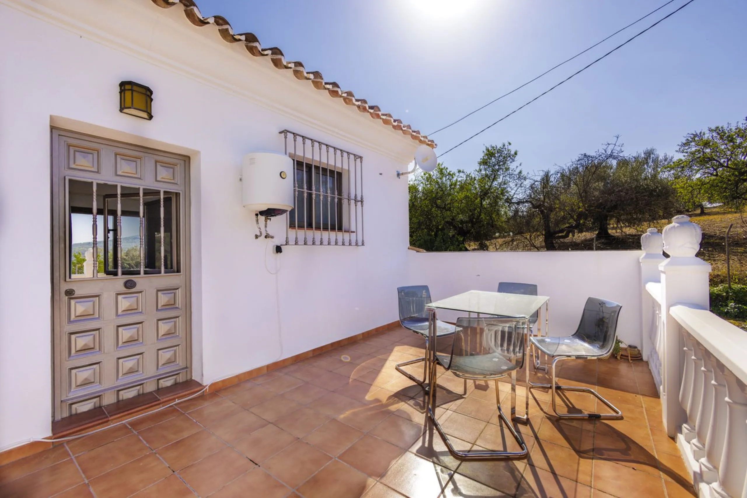A stunning villa in the idyllic white village of Riogordo, conveniently located in the outskirts on the A356 between Vélez Málaga and Casabermeja. This unique property combines the charm of the Andalusian countryside with proximity to major amenities, jus
