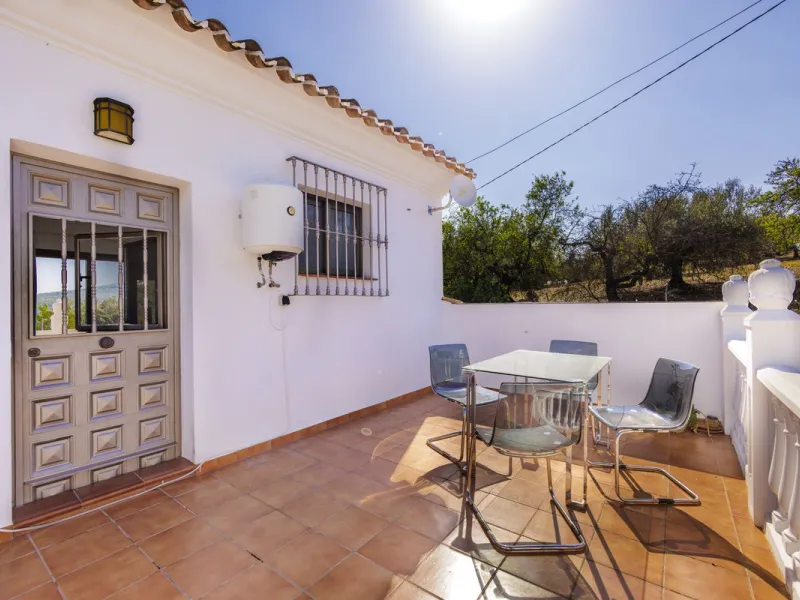 A stunning villa in the idyllic white village of Riogordo, conveniently located in the outskirts on the A356 between Vélez Málaga and Casabermeja. This unique property combines the charm of the Andalusian countryside with proximity to major amenities, jus