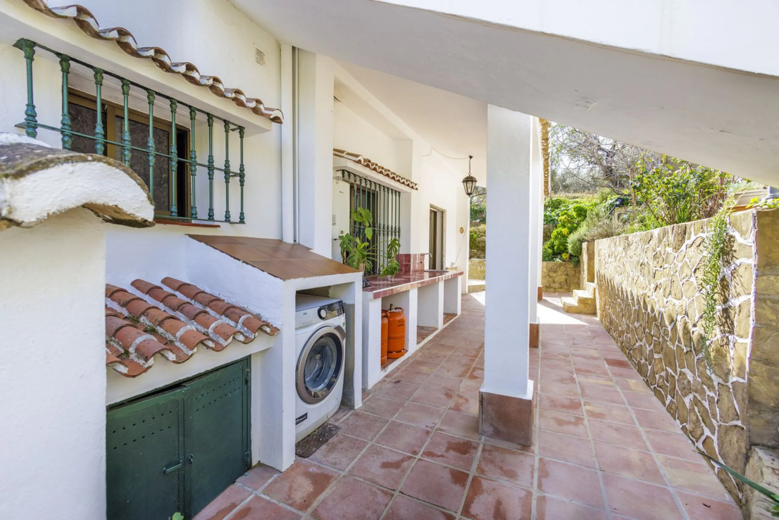 A stunning villa in the idyllic white village of Riogordo, conveniently located in the outskirts on the A356 between Vélez Málaga and Casabermeja. This unique property combines the charm of the Andalusian countryside with proximity to major amenities, jus