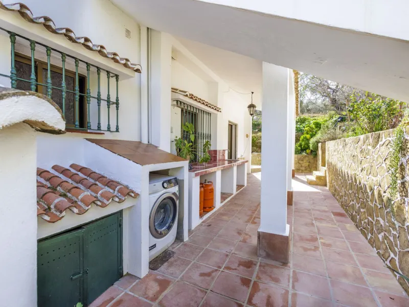 A stunning villa in the idyllic white village of Riogordo, conveniently located in the outskirts on the A356 between Vélez Málaga and Casabermeja. This unique property combines the charm of the Andalusian countryside with proximity to major amenities, jus