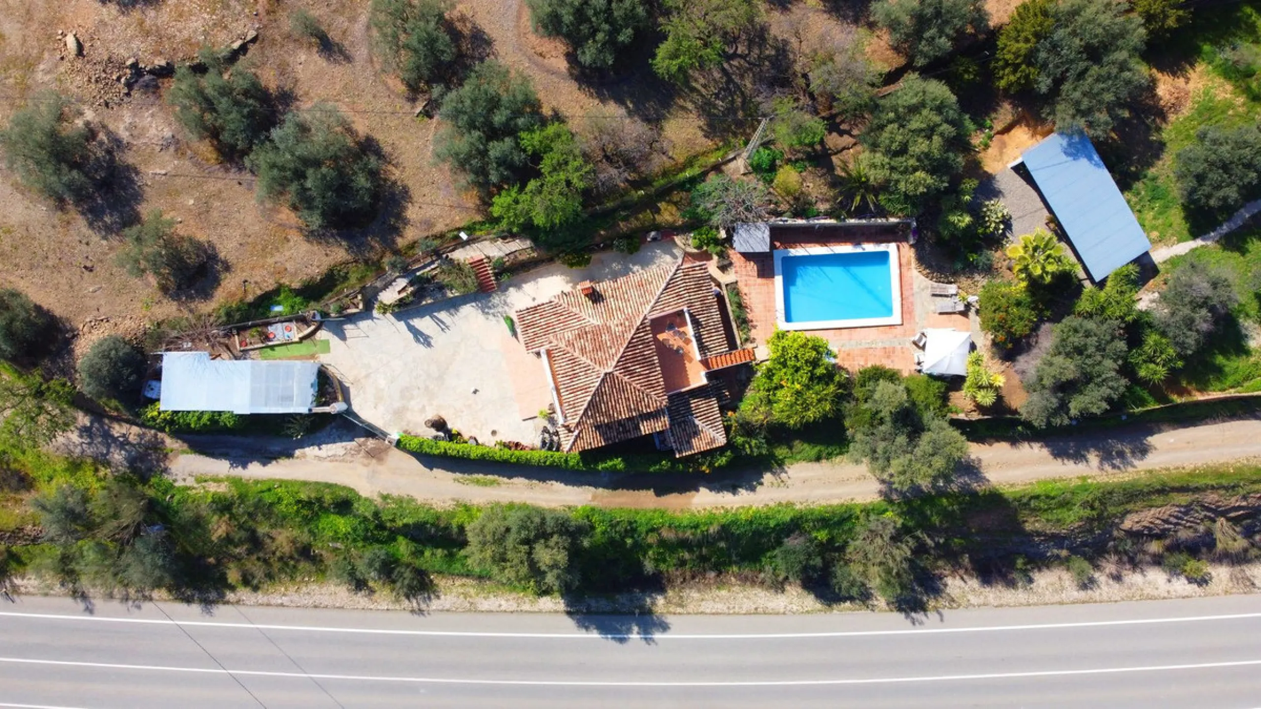 A stunning villa in the idyllic white village of Riogordo, conveniently located in the outskirts on the A356 between Vélez Málaga and Casabermeja. This unique property combines the charm of the Andalusian countryside with proximity to major amenities, jus
