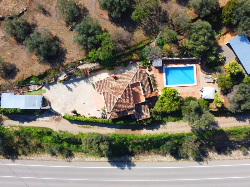 A stunning villa in the idyllic white village of Riogordo, conveniently located in the outskirts on the A356 between Vélez Málaga and Casabermeja. This unique property combines the charm of the Andalusian countryside with proximity to major amenities, jus