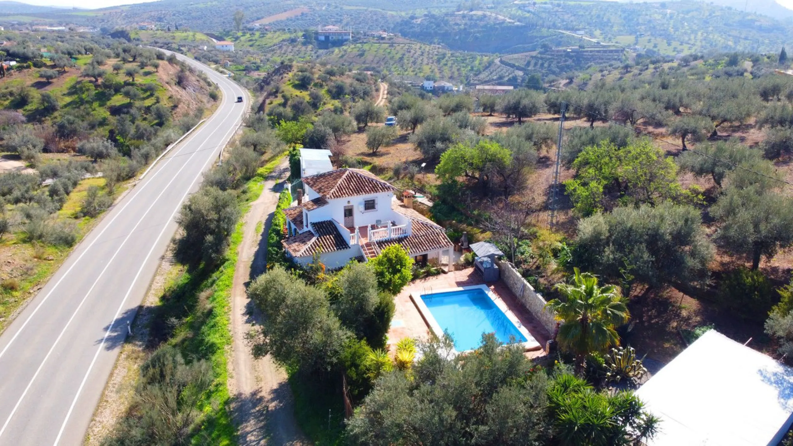A stunning villa in the idyllic white village of Riogordo, conveniently located in the outskirts on the A356 between Vélez Málaga and Casabermeja. This unique property combines the charm of the Andalusian countryside with proximity to major amenities, jus