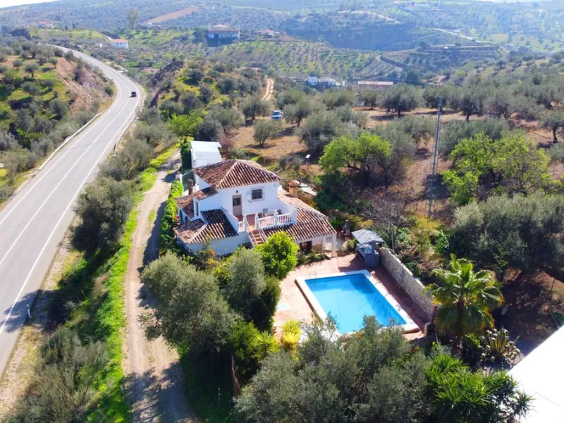 A stunning villa in the idyllic white village of Riogordo, conveniently located in the outskirts on the A356 between Vélez Málaga and Casabermeja. This unique property combines the charm of the Andalusian countryside with proximity to major amenities, jus