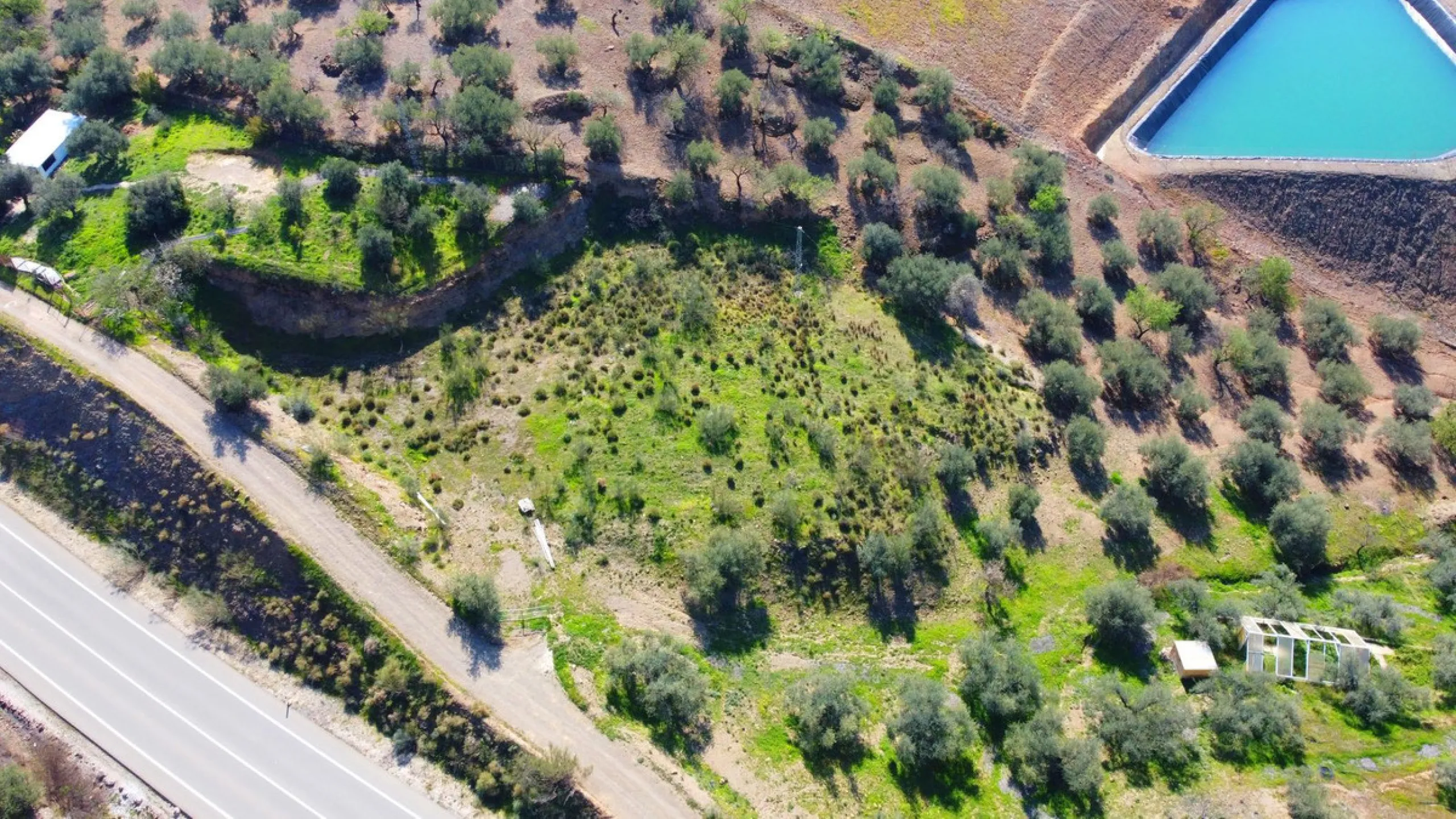 A stunning villa in the idyllic white village of Riogordo, conveniently located in the outskirts on the A356 between Vélez Málaga and Casabermeja. This unique property combines the charm of the Andalusian countryside with proximity to major amenities, jus
