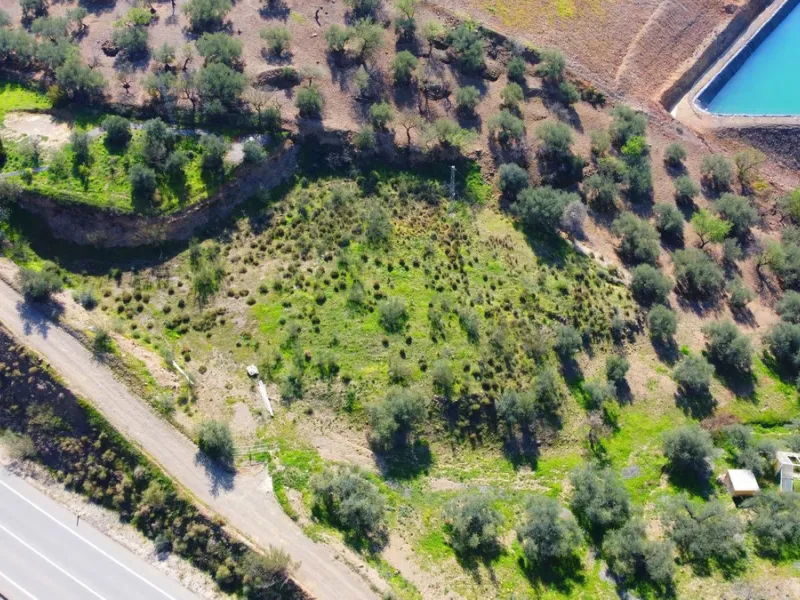 A stunning villa in the idyllic white village of Riogordo, conveniently located in the outskirts on the A356 between Vélez Málaga and Casabermeja. This unique property combines the charm of the Andalusian countryside with proximity to major amenities, jus