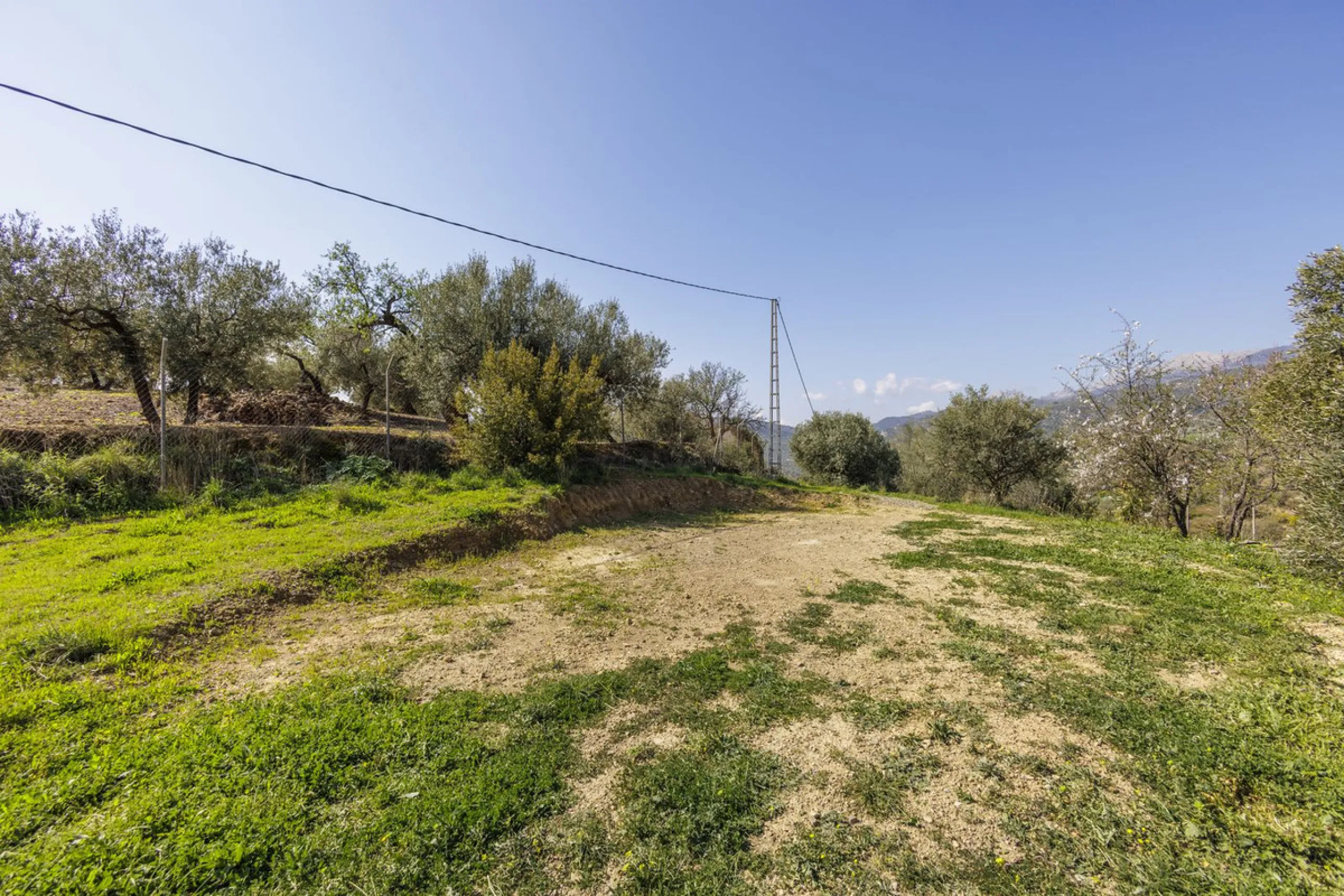 A stunning villa in the idyllic white village of Riogordo, conveniently located in the outskirts on the A356 between Vélez Málaga and Casabermeja. This unique property combines the charm of the Andalusian countryside with proximity to major amenities, jus
